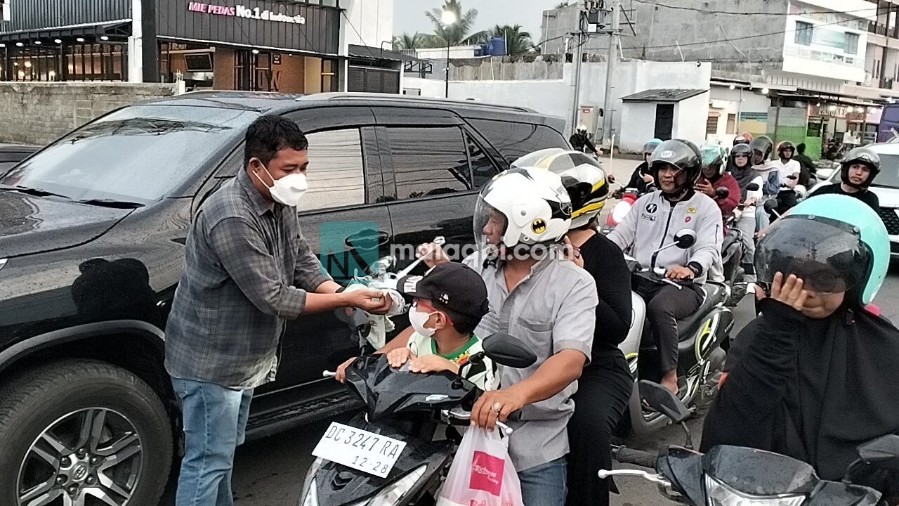 Kabut Asap Tak Kunjung Reda, Malaqbi Institute Bagikan Masker Kepada Pengendara