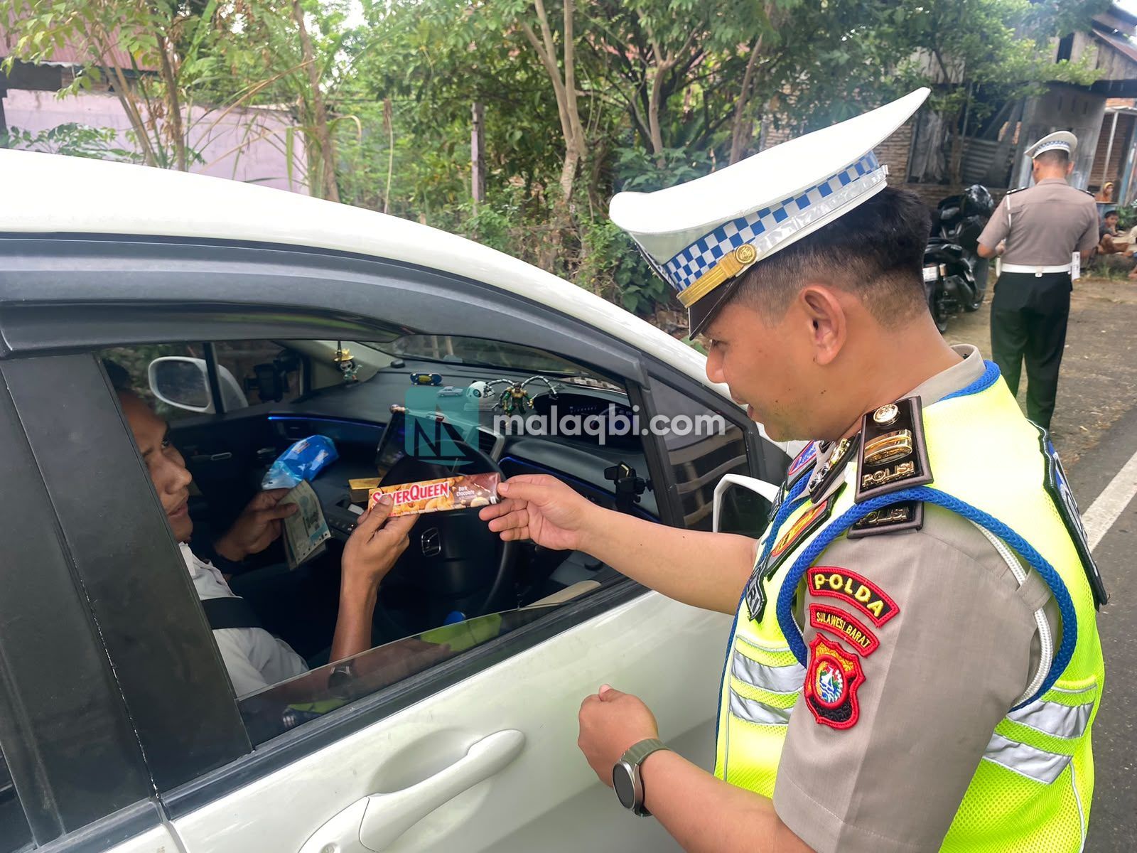 Edukasi Taat Pajak Kendaraan, Pengendara Yang Taat Dapat Hadiah Coklat Secara Gratis