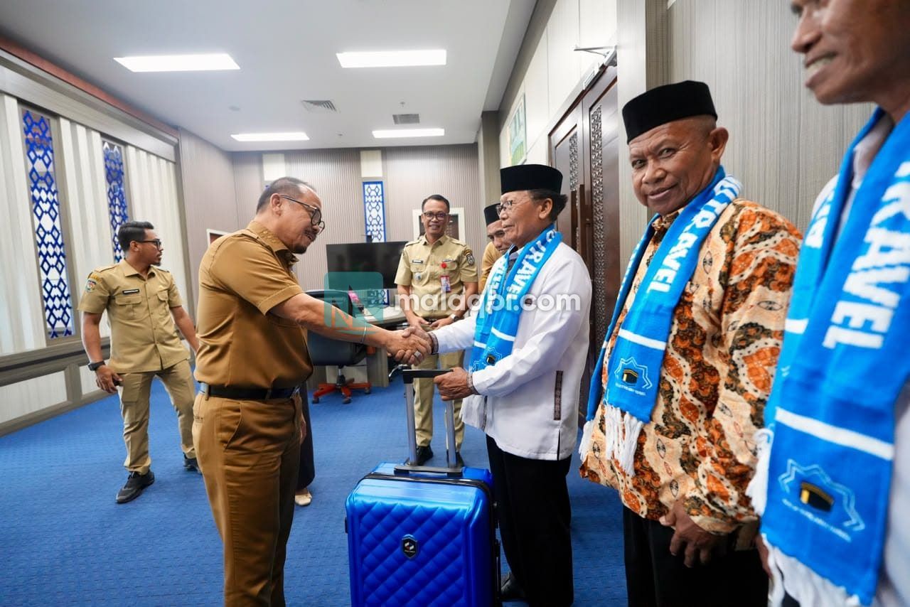 Gubernur SDK Berangkatkan Umrah 5 Imam Masjid